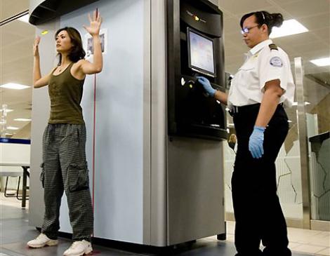 Scanerele corporale din aeroporturi ar putea cauza cancer!