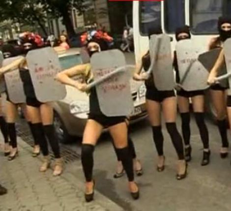 VIDEO! Protest in lenjerie intima