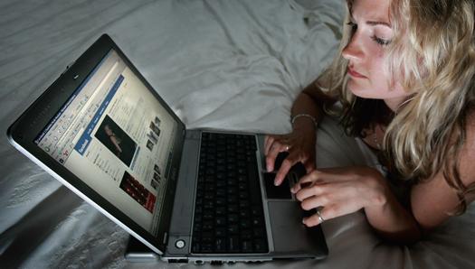 Aproape un sfert din romanii de 19 ani au cont de Facebook