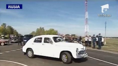VIDEO: Nostalgie de presedinti! Medvedev si Ianukovici in masini de epoca
