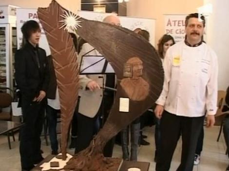 VIDEO! Vezi cum arata statuia de ciocolata "Mihai Eminescu"