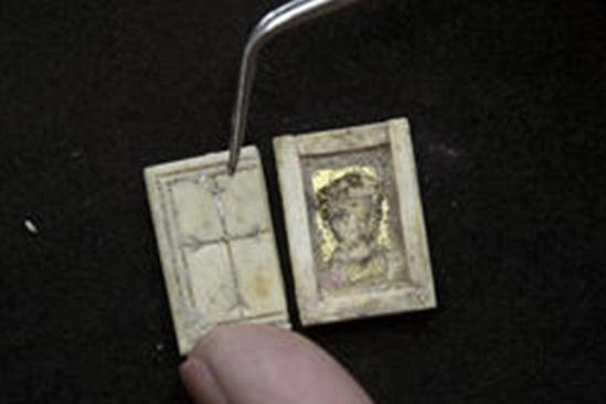 O cutiuta din os, simbol al crestinismului vechi de 1.400 de ani, prezentata publicului
