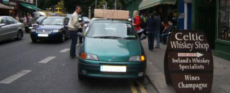 VIDEO! Roman inventiv in Irlanda. Vezi cum si-a transfomat masina in taxi!