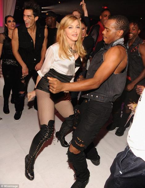 FOTO! Vezi cu cine danseaza Madonna in fata fiicei ei!