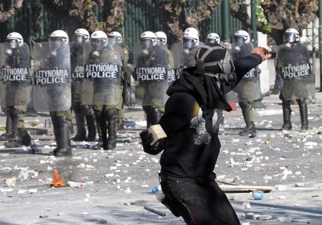 Grecia: Protestatarii au aruncat cu... "istoria" in politisti