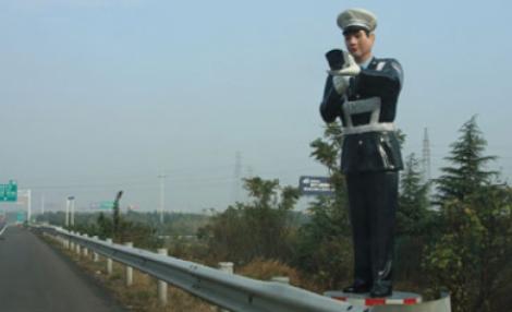 Maestrii imitatiilor: Chinezii au montat un politist "fals" pe autostrada