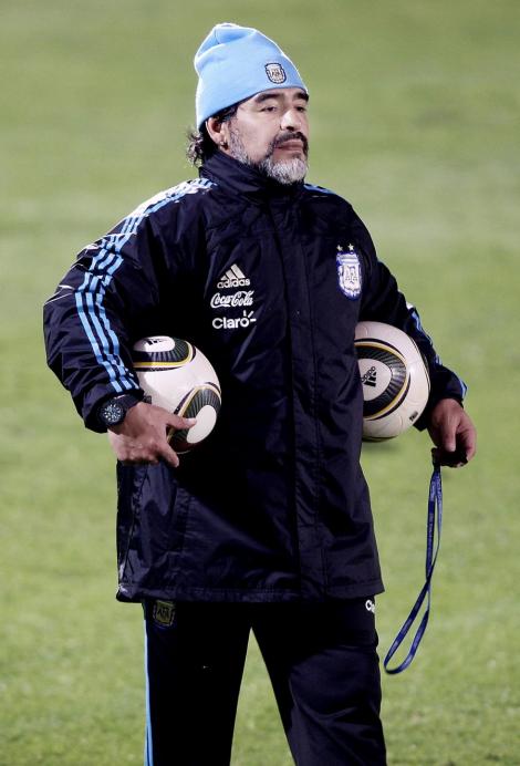 INCREDIBIL! Maradona amendat din cauza lui Olaroiu