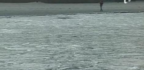 VIDEO! Gerul cumplit nu se lasa. Marea Neagra a inghetat pe o portiune de 20m de la mal!