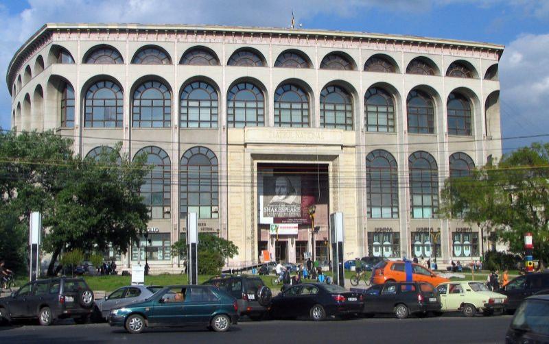 Teatrul National din Bucuresti poate pica la primul cutremur. Cladirea a intrat in reparatii