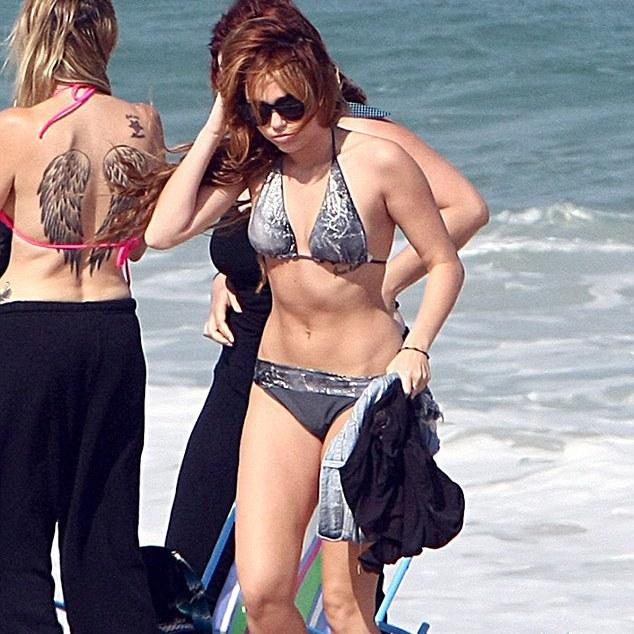 Miley Cyrus - in bikini pe o plaja din Brazilia