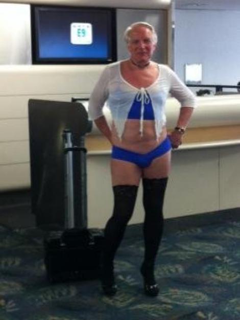Un american s-a prezentat la aeroport in lenjerie intima de dama