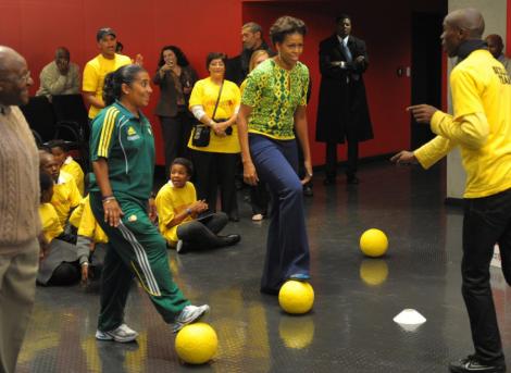 VIDEO! Michelle Obama a jucat fotbal la o scoala din Cape Town