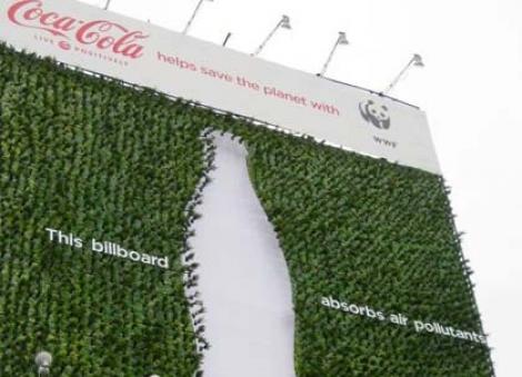 Coca-Cola a creat primul panou publicitar care absoarbe poluarea