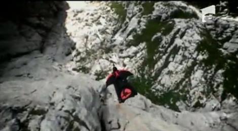 VIDEO! Un american a zburat doar cu un costum-parasuta