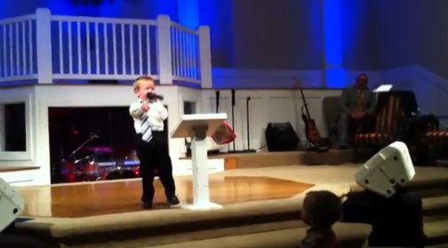 VIDEO! Un copil de patru ani "delireaza" pe scena drept cel mai tanar predicator din lume