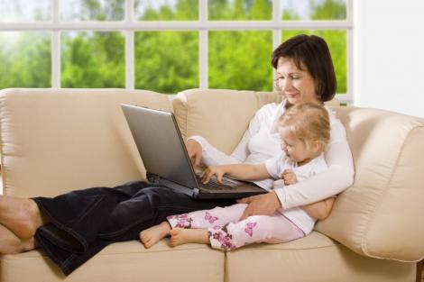 Fenomen ingrijorator: dependenta mamicilor de internet