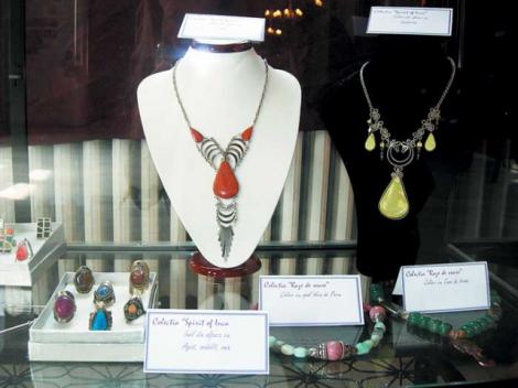 FOTO! Bijuterii din opal peruvian, intr-o expozitie la Bucuresti!