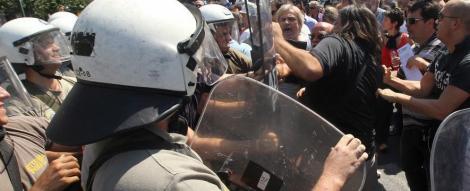 Atena: Transportul in comun nu mai exista, iar functionarii ameninta ca vor "ocupa" sediile municipale