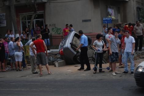 FOTO! Accident uluitor in Capitala: Masina inghitita de o gaura in asfalt