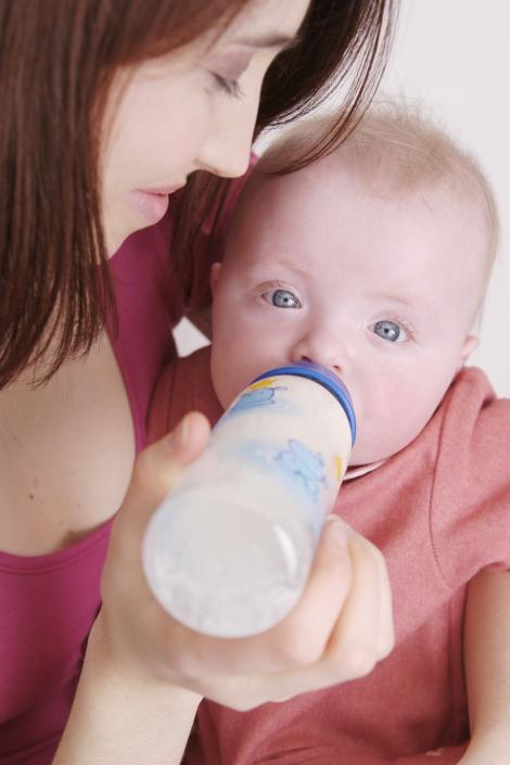Studiu: Bebelusii hraniti cu biberonul plang mai putin si adorm mai repede