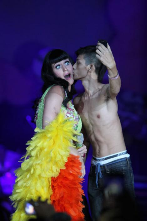 FOTO! Katy Perry se mozoleste cu fanii la concerte
