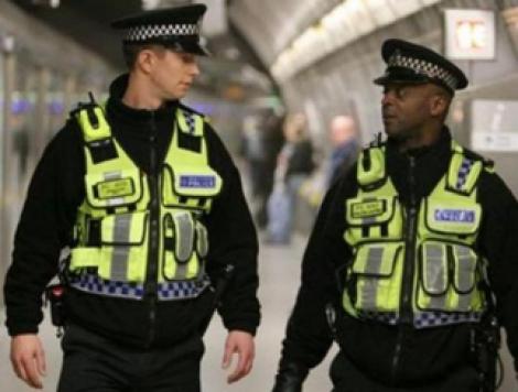 UK: Patru angajati ai The Sun si un politist, arestati in scandalul interceptarilor