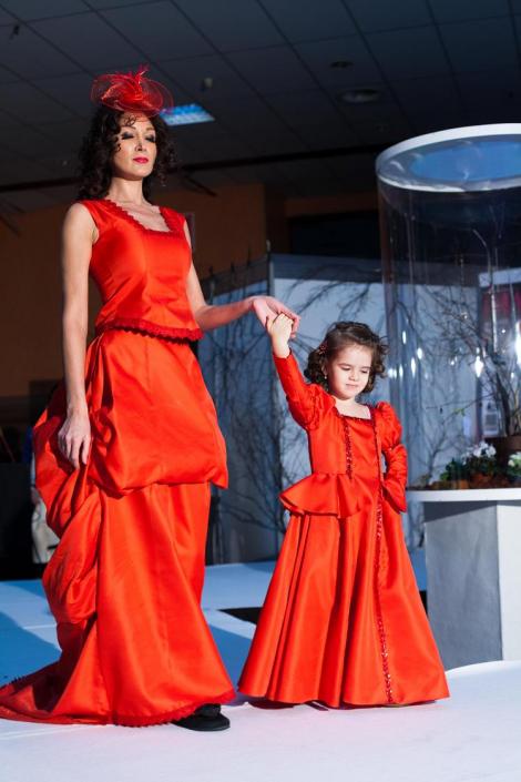 FOTO! Creatoarea de moda Mihaela Savu propune ”mireasa in rosu”