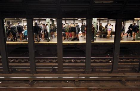 VIDEO! Sute de persoane, in lenjerie intima la metrou