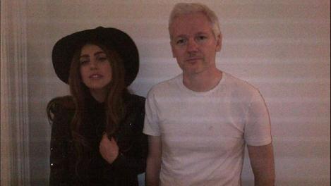 Lady Gaga l-a vizitat pe fondatorul WikiLeaks, Julian Assange