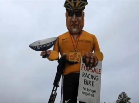 Englezii ii dau foc lui Lance Armstrong in varianta de carton, inalta de noua metri