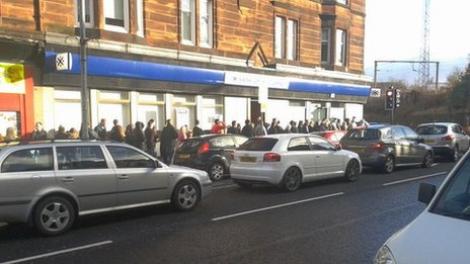 Zeci de scotieni au stat la coada la un bancomat care oferea bani in plus