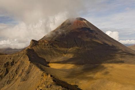 Vulcanul Tongariro a erupt cu nori de cenusa, dupa ce “a dormit” un secol