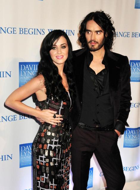 FOTO! Katy Perry a semnat actele de divort cu zambetul pe buze