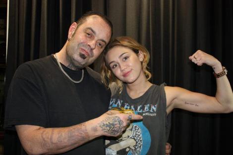 FOTO! Miley Cyrus si-a mai facut un tatuaj! Vezi unde!
