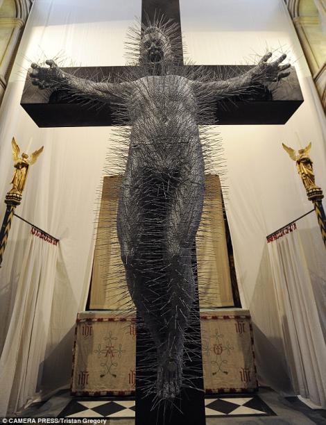 FOTO! Sculptura lui Iisus pe cruce, realizata numai din umerase