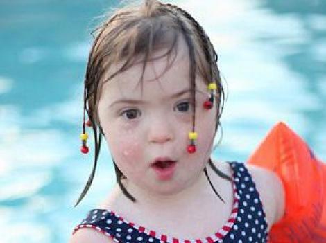 Marea Britanie: O fetita cu sindrom down a devenit fotomodel
