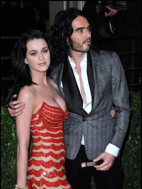 Russell Brand a divortat de Katy Perry, dar tanjeste la sosia ei