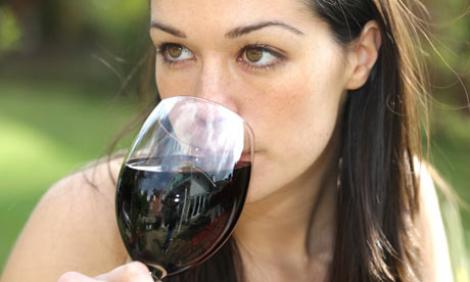 Aparitia cancerului bucal, favorizata de doua pahare de vin pe zi