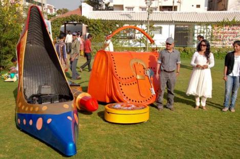 India: Un barbat a construit o masina sub forma de pantof cu toc