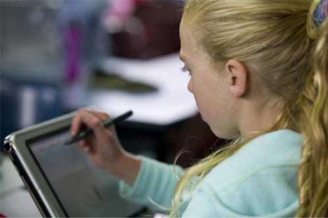 Profesorii aradeni au primit tablete PC in valoare de 190 de mii de euro insa le pot folosi doar in cancelarie