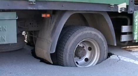 VIDEO! Camion inghitit de asfalt in centrul Craiovei