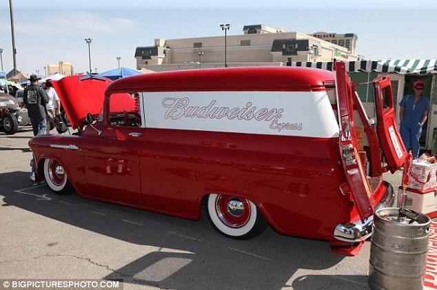 FOTO! Vezi ce masini de epoca tunate au fost expuse in Las Vegas!