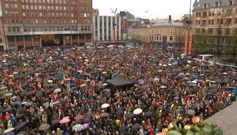 VIDEO! Protest emotionant la Oslo. 40.000 de norvegieni au cantat langa tribunalul unde se judeca procesul lui Anders Breivik