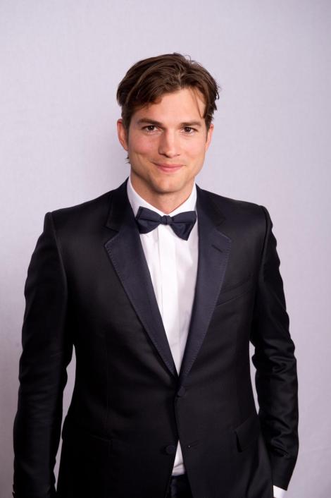Ashton Kutcher va mai juca in "Doi barbati si jumatate"