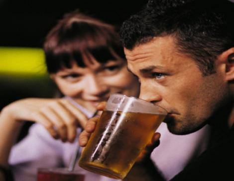 Si felul in care bei alcool, nu numai cantitatea, iti poate afecta sanatatea