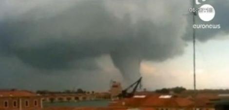 VIDEO! Venetia a fost lovita de o tornada