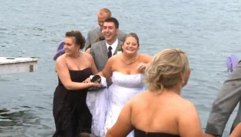 VIDEO! Mirii si nuntasii au cazut in apa la poza de grup