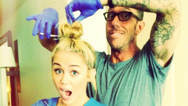 Adio, Hannah Montana! Miley Cyrus si-a schimbat radical look-ul. Vezi cum arata in postura de "bad girl"!