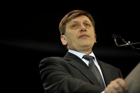 Crin Antonescu: "Raman in serviciul oamenilor. Cel care trebuie sa demisioneze este Basescu"