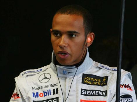 Cutremur in F1: Hamilton trece la Mercedes, Schumacher devine "onorific!"